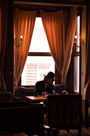 伊人影院推荐悬疑剧封面，侦探在废弃工厂内用手电筒照亮黑暗角落，紧张刺激