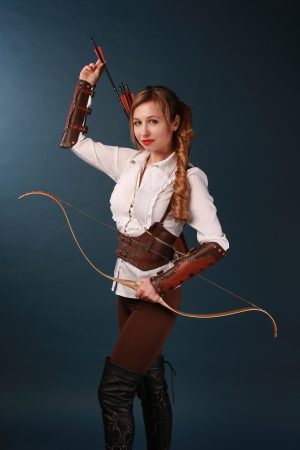 伊人影院电视剧频道封面，古装宫廷剧女主角身着华服站在宫殿台阶上，金碧辉煌背景